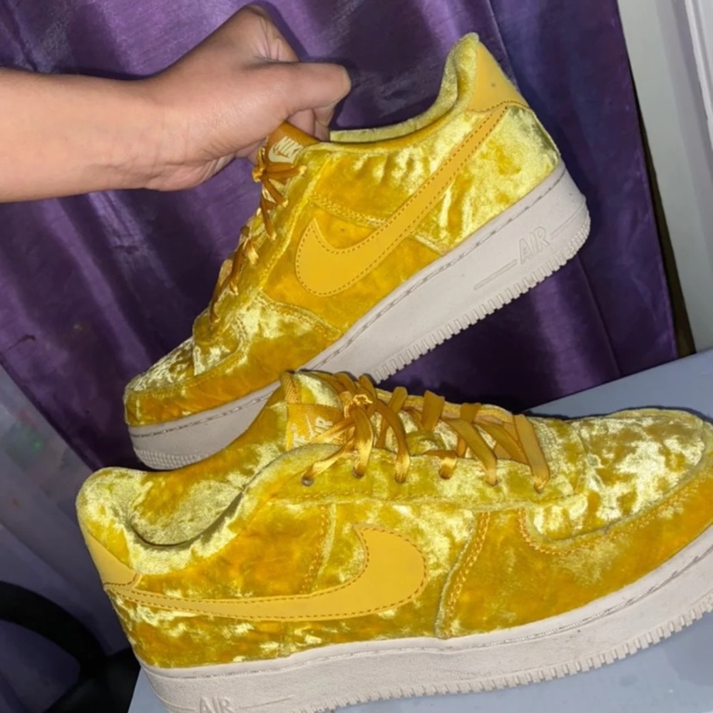 Nike air force 1 womens yellow/gold